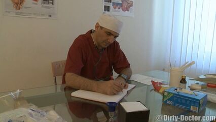 Развратный гинеколог трахнул в анал и накормил спермой пациентку