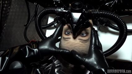 ФетишЛорд приводит в действие вынесенный приговор блондинке