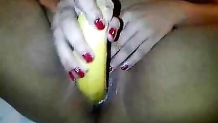 Девушка мастурбирует бананом