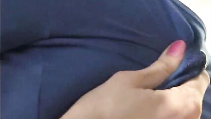 Молодая брюнетка брызгает молоком из титек