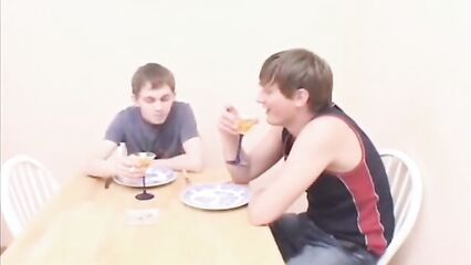 Молодую блондинку официантку связали и отодрали русские