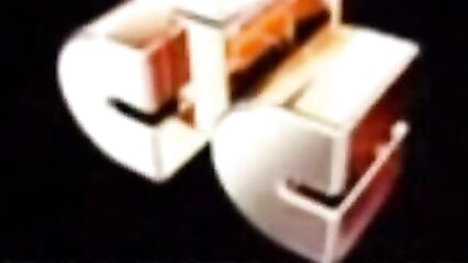 Молодую брюнетку в подворотне отодрали и обкончали четыре мужика