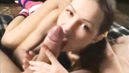 Русская 18-летняя красиво отсосала мужику