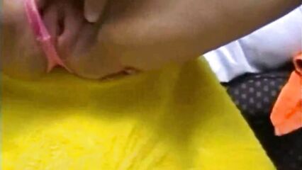 Молодую девку трахают огурцом в задницу