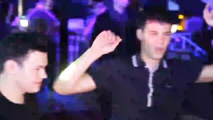 В ночном клубе Воронежа студентка за деньги выпила стакан спермы