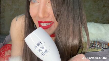 Гламурная русская сучка трахает себя в анал огромным дилдо