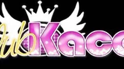 Сучка Кейси Кокс мастурбирует и пьет свою мочу