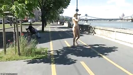 Сладкая блондинка Кароль гуляет голышом по улицам