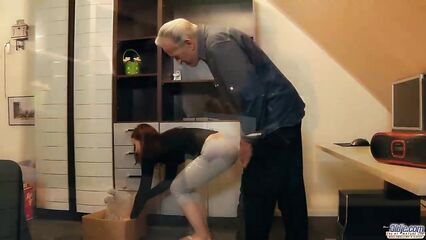 Молоденькая сучка отблагодарила старика с помощью секса