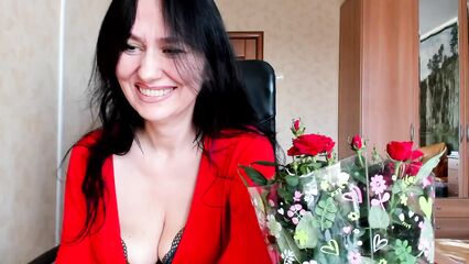 Зрелая дама в чате шалит с дырочками для молодых парней