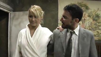 Толстый старик трахнул молодую красавицу