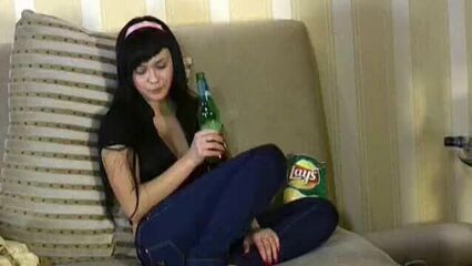 Пьяная брюнетка поплыла после бутылки пива и отдалась