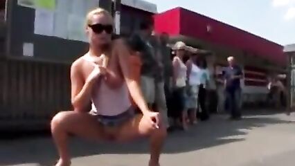 Смешной случай на остановке общественного транспорта