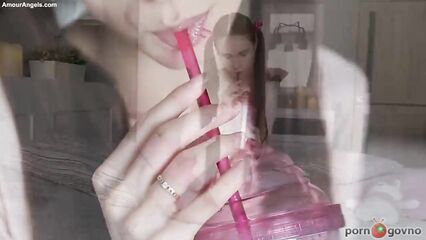 18-летняя милашка раздевается до гола в прямом эфире