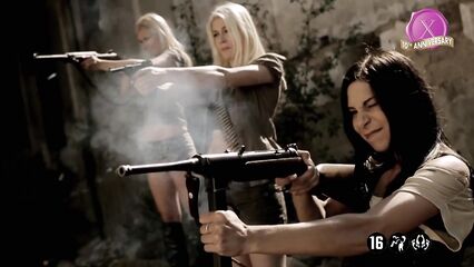 Бесславные сучки | Inglorious Bitches — порно фильм XXX пародия