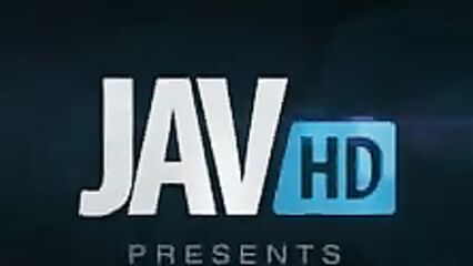 Азиатская студентка на осмотре у молодого врача гинеколога