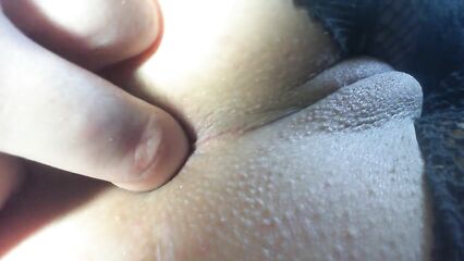 HD порно: Девушка засовывает пальчик в тугую попку