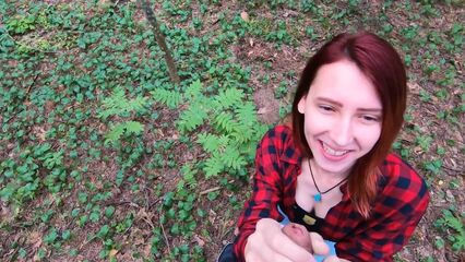 Секс с превосходной попкой в лесу у костра на природе...