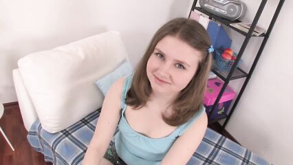 Русскую девушку Оксану в 18 лет трахают во все щели 2 члена