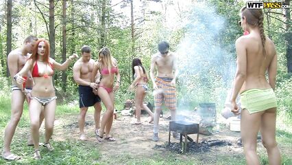 Групповые анальные веселые секс приключения русских студентов в лесу