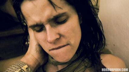 Сумасшедшая мать заманивает молодых парней для секса