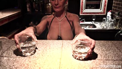 Дом фриков: красотка с двойной киской [порно ужасы]