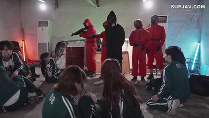 Игра в Кальмара здорового человека, порнопародия