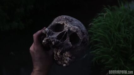 Порно фильм 14: Хищник-охотник за членами (2021)